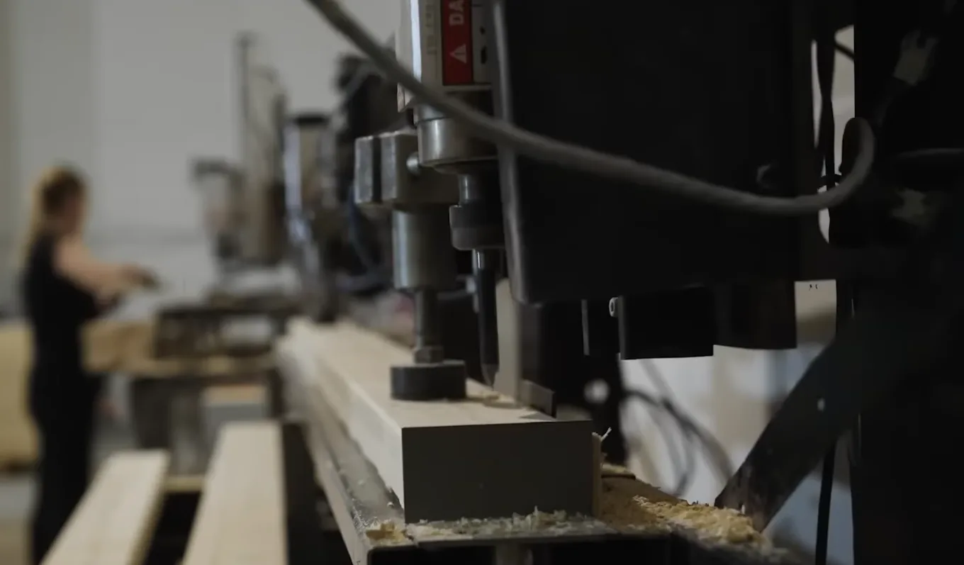 Obróbka elementów na centrum CNC w produkcji rozwiązań architektonicznych